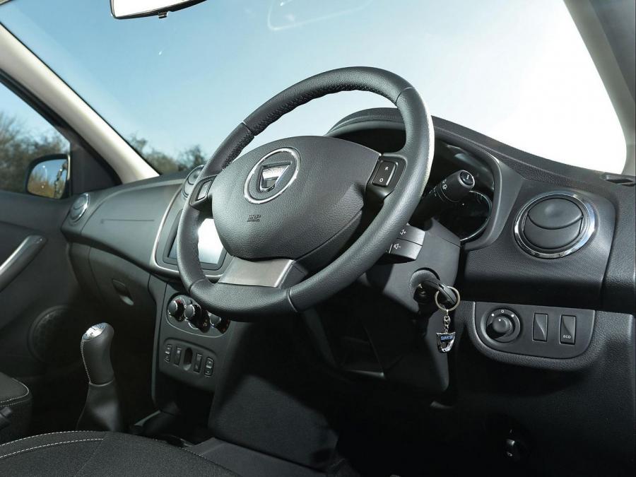 Интерьер Dacia Sandero Laureate 2013 года  (UK) (фото 18 из 24)